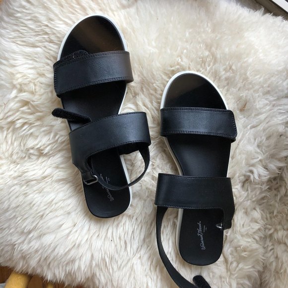 NWOT Universal Thread black-and-white sandals 9-9.5 - Picture 1 of 4